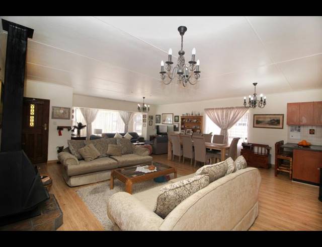 4 BEDROOM HOUSE FOR SALE IN FRAAIUITSIG